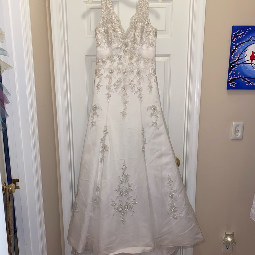 Beautiful BRAND NEW WITH TAGS wedding dress! Size 6–David’s Bridal. Unaltered.